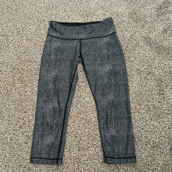 Lululemon crop gray leggings size 6 workout - Picture 4 of 9